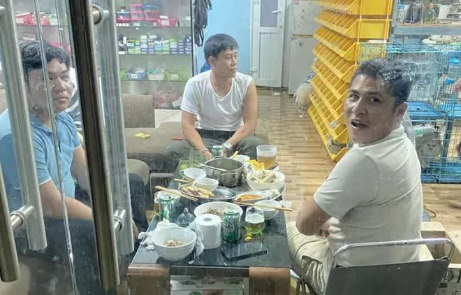 Tụ tập ăn nhậu trong v&ugrave;ng c&oacute; dịch, 3 thanh ni&ecirc;n bị phạt 45 triệu đồng - Ảnh 1.