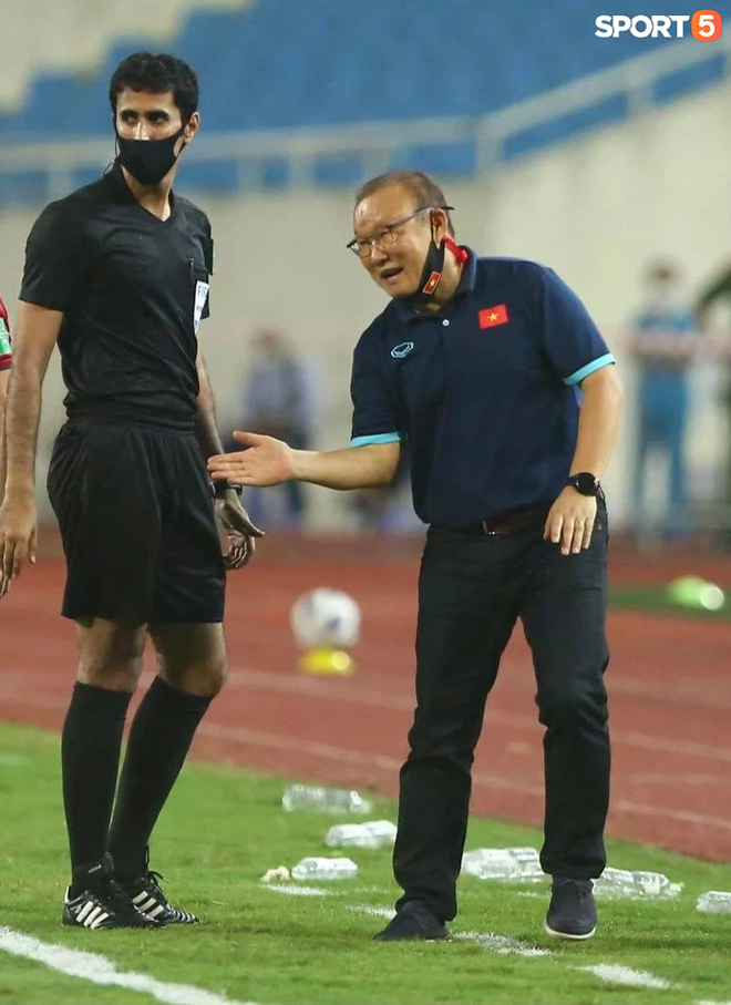 HLV Park Hang-seo: Trọng tài đã xem VAR nhiều lần và không thổi penalty cho Việt Nam, tôi nghĩ có thể họ đúng - Ảnh 3.