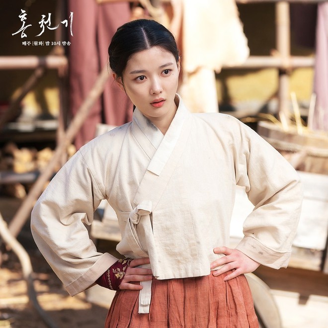 Kim Yoo Jung cưng xỉu ở hậu trường phim: Nhỏ xíu giữa hai nam thần đã thế còn nghịch như quỷ nữa - Ảnh 16.