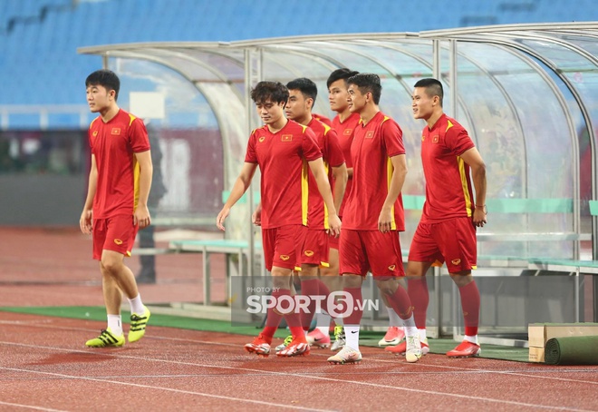 Tuyển thủ Việt Nam tươi cười khi trở lại SVĐ Mỹ Đ&igrave;nh sau gần 2 năm: Về nh&agrave; l&agrave; thấy vui, kh&ocirc;ng ng&aacute;n đối thủ mạnh - Ảnh 3.