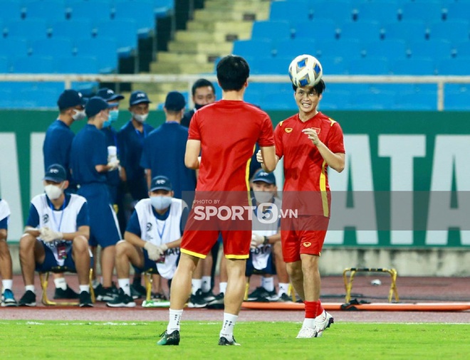 Tuyển thủ Việt Nam tươi cười khi trở lại SVĐ Mỹ Đ&igrave;nh sau gần 2 năm: Về nh&agrave; l&agrave; thấy vui, kh&ocirc;ng ng&aacute;n đối thủ mạnh - Ảnh 6.