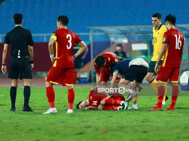 Bùi Tiến Dũng và Nguyễn Phong Hồng Duy cùng giật mình, thiếu ăn ý trong tình huống tuyển Việt Nam thủng lưới - Ảnh 6.