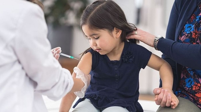 Tiêm vaccine Covid-19 cho trẻ em: Vấn đề cấp thiết hay tình huống khó xử về đạo đức?  - Ảnh 1.