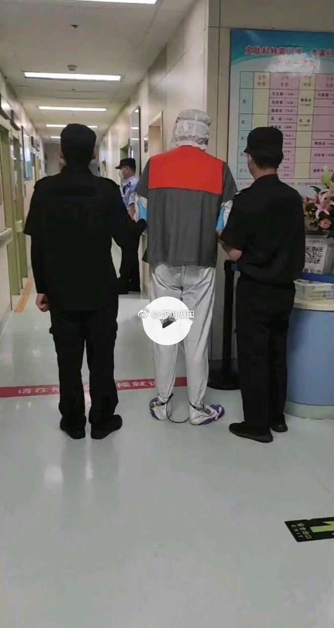 Rầm rộ hình ảnh Ngô Diệc Phàm trong bệnh viện: Bị trùm kín đầu, xích 2 chân, cảnh sát kèm chặt 2 bên - Ảnh 2.