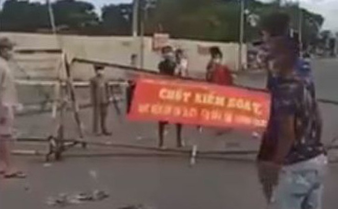 500 người d&acirc;n tập trung đ&ograve;i 1,5 triệu đồng tiền hỗ trợ ở TP.HCM: Phường 7, quận 8 l&ecirc;n tiếng - Ảnh 1.