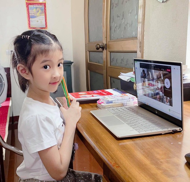 Hà Nội: Tranh cãi học sinh lớp 1 trường tư học online 6 tiết/ngày - Ảnh 1.