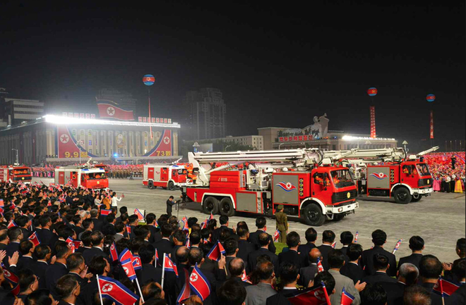 Lễ duyệt binh kỳ lạ của Triều Tiên: Trang phục khử nhiễm chiếm sóng - Ảnh 7.