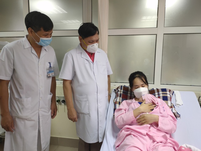 Kỳ tích cứu sống bé gái sinh non nhẹ cân nhất Việt Nam chỉ nặng 400 gram - Ảnh 2.