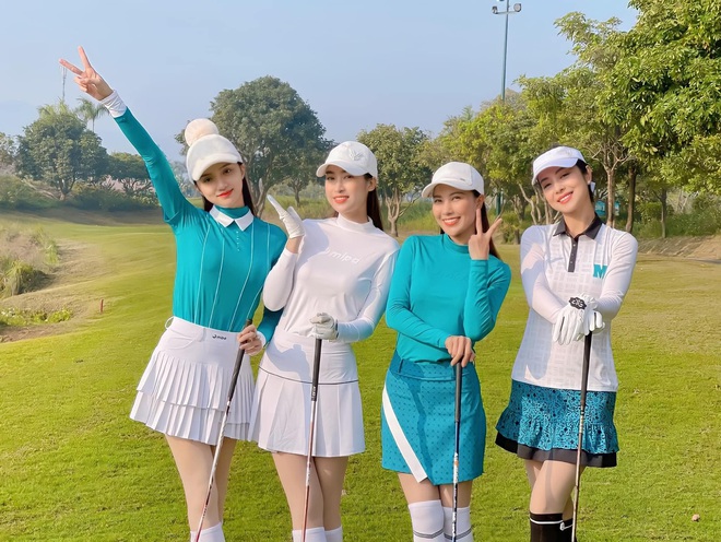 Hương Giang tung ảnh sang xịn mịn mở bát đầu năm, sò kè nhan sắc cùng hội mỹ nhân sân golf - Ảnh 4.