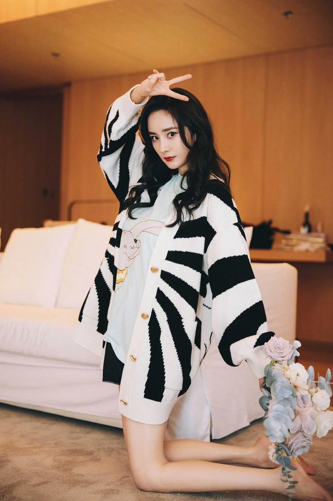 Triệu Lệ Dĩnh đọ sắc Dương Mịch trong bộ ảnh khai xu&acirc;n: So k&egrave; visual hack tuổi, đ&uacute;ng l&agrave; phụ nữ đẹp nhất khi kh&ocirc;ng thuộc về ai - Ảnh 9.