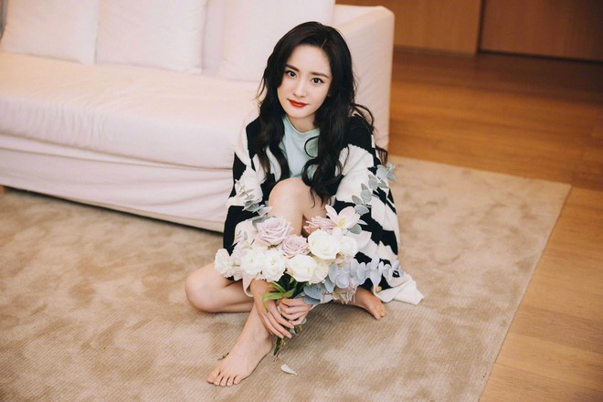 Triệu Lệ Dĩnh đọ sắc Dương Mịch trong bộ ảnh khai xu&acirc;n: So k&egrave; visual hack tuổi, đ&uacute;ng l&agrave; phụ nữ đẹp nhất khi kh&ocirc;ng thuộc về ai - Ảnh 7.