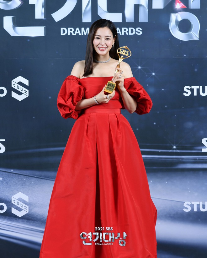 Song Hye Kyo trắng tay dù SBS Drama Awards như đại hội xả cúp, netizen mỉa mai chị hết thời thật rồi - Ảnh 5.