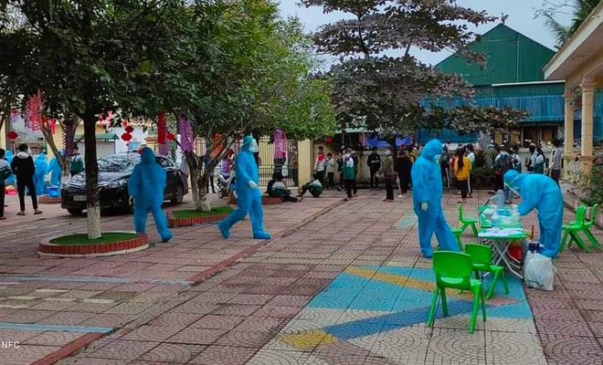 C&ocirc; gi&aacute;o mầm non mệt mỏi đi test th&igrave; nhiễm Covid-19, đ&atilde; l&acirc;y sang 36 học sinh 4 cấp - Ảnh 1.