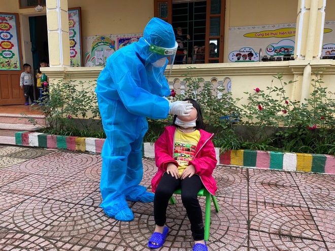 C&ocirc; gi&aacute;o mầm non mệt mỏi đi test th&igrave; nhiễm Covid-19, đ&atilde; l&acirc;y sang 36 học sinh 4 cấp - Ảnh 4.