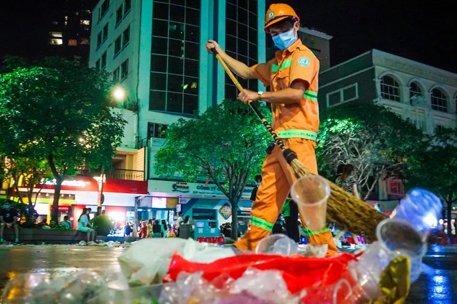 Hơn 4 tấn rác thải ngập trắng phố đi bộ Nguyễn Huệ sau đêm Countdown rực rỡ - Ảnh 5.