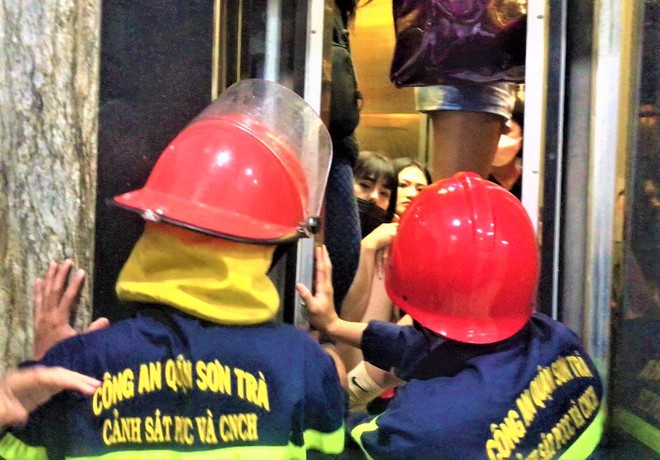 8 người bị mắc kẹt trong thang máy sáng đầu năm mới - Ảnh 1.