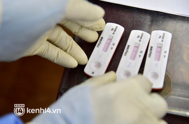 H&agrave; Nội: Tổ y tế phường đến ti&ecirc;m vaccine ph&ograve;ng Covid-19 tận nh&agrave; cho người cao tuổi v&agrave; nguy cơ cao - Ảnh 10.