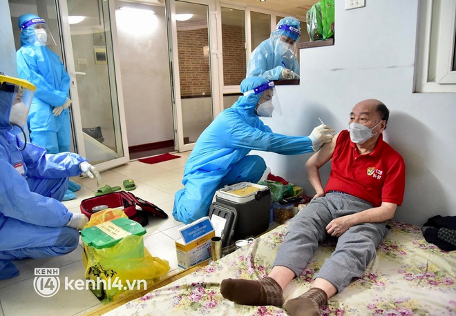 H&agrave; Nội: Tổ y tế phường đến ti&ecirc;m vaccine ph&ograve;ng Covid-19 tận nh&agrave; cho người cao tuổi v&agrave; nguy cơ cao - Ảnh 11.