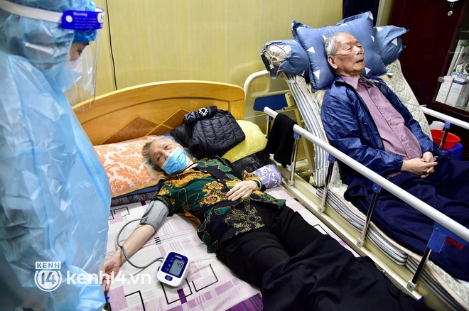 H&agrave; Nội: Tổ y tế phường đến ti&ecirc;m vaccine ph&ograve;ng Covid-19 tận nh&agrave; cho người cao tuổi v&agrave; nguy cơ cao - Ảnh 8.