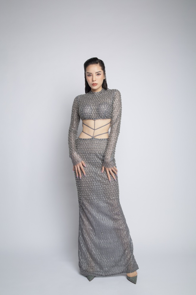Kỳ Duy&ecirc;n khoe eo với trang phục hiểm h&oacute;c b&ecirc;n Th&uacute;y V&acirc;n sexy với v&aacute;y ngắn &ocirc;m s&aacute;t - Ảnh 4.