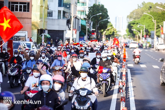 Buổi diễu hành đón Thuỳ Tiên tại TP.HCM: Fan chạy theo kín cả đường phố, Tân Miss Grand có hành động đẹp ngay tại phố đi bộ - Ảnh 12.