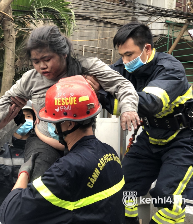 Người đàn ông cứu sống bé gái trong vụ cháy ở Hà Nội kể lại khoảnh khắc nghẹt thở: Dùng hết sức bình sinh đạp bung thanh sắt - Ảnh 6.