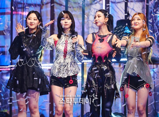 Th&agrave;nh vi&ecirc;n aespa vịt ho&aacute; thi&ecirc;n nga: C&oacute; n&eacute;t lai giữa Jennie (BLACKPINK) v&agrave; Jihyo (TWICE), kh&ocirc;ng c&ograve;n l&agrave; lỗ hổng nhan sắc SM! - Ảnh 1.