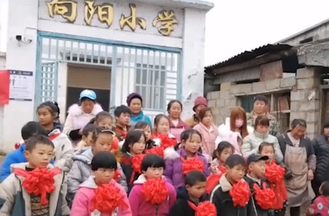 Trường tiểu học Trung Quốc thưởng lợn cho học sinh xuất sắc, dân mạng khen ngợi hết lời - Ảnh 1.