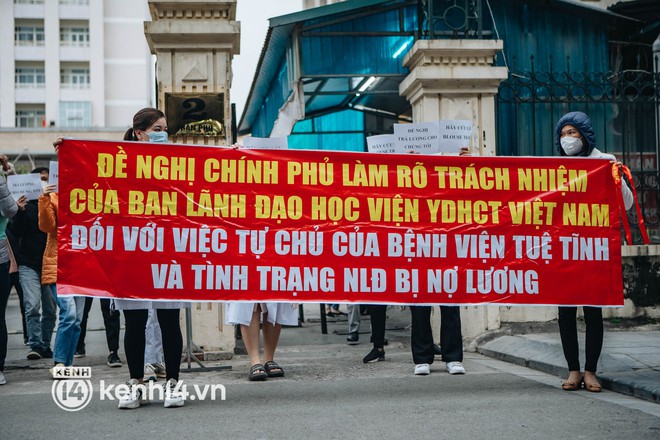 Ngày thứ 2, gần 50 y bác sĩ ở Hà Nội xuống đường cầu cứu vì bị khất lương 8 tháng: Chúng tôi đã đến đường cùng, không còn lựa chọn nào khác - Ảnh 4.