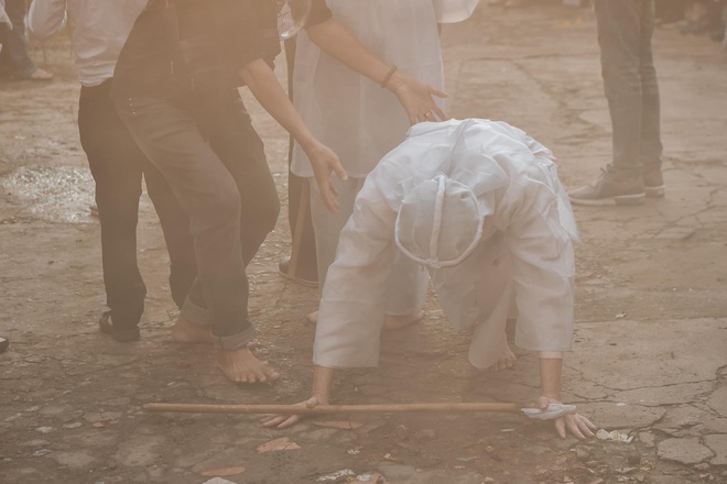 Dương Triệu Vũ đăng loạt ảnh trong đám tang bố, NS Hoài Linh ngã quỵ trước linh cữu - Ảnh 13.