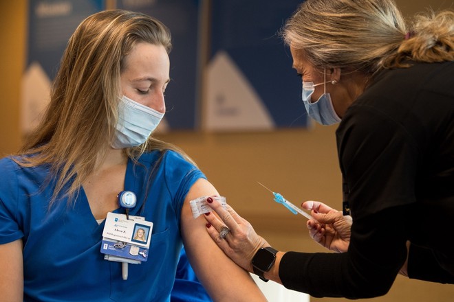 Vaccine ngừa Covid-19 gi&uacute;p cứu sống 240.000 người Mỹ trong nửa đầu năm 2021 - Ảnh 1.