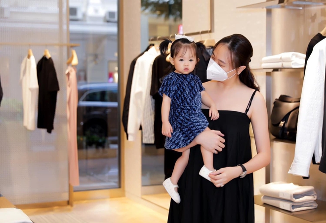 Phu nh&acirc;n h&agrave;o m&ocirc;n Đ&agrave;m Thu Trang phủ đồ hiệu từ đầu đến ch&acirc;n, chồng đại gia v&agrave;o n&oacute;i 1 c&acirc;u nghe m&aacute;t l&ograve;ng! - Ảnh 8.