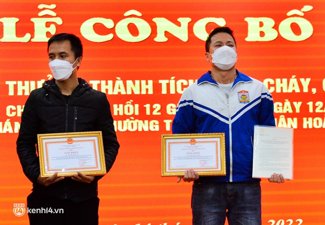 Người hùng giải cứu bé gái trong vụ cháy ở Hà Nội xúc động trong buổi lễ vinh danh: Mẹ tôi đã khóc khi xem video - Ảnh 3.