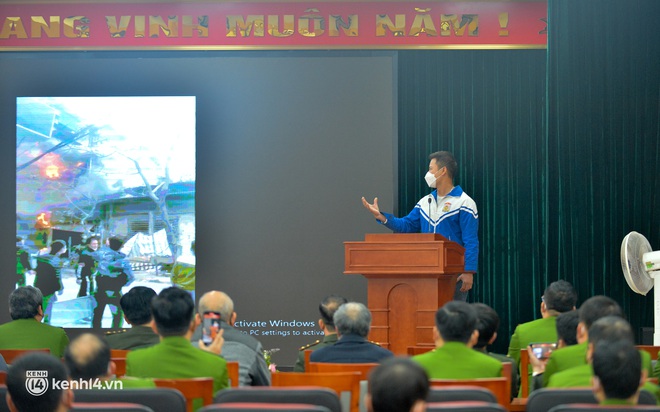 Người hùng giải cứu bé gái trong vụ cháy ở Hà Nội xúc động trong buổi lễ vinh danh: Mẹ tôi đã khóc khi xem video - Ảnh 4.