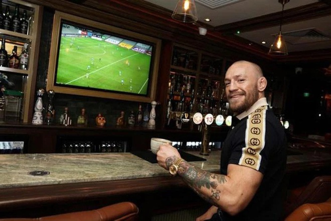 NÓNG: Quán bar của Conor McGregor bị kẻ xấu tấn công bằng bom xăng, tay đấm người Ireland may mắn thoát nạn - Ảnh 1.