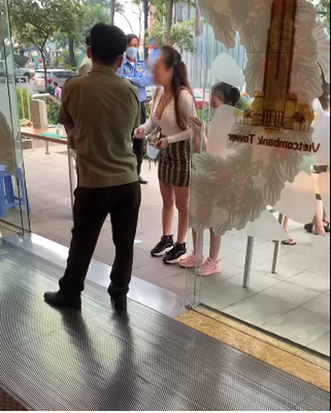 "Chị đại quận 4" lại tái xuất, dắt theo con nhỏ đi vào toà nhà lớn và vẫn không đeo khẩu trang - Ảnh 1. "Chị đại quận 4" lại tái xuất, dắt theo con nhỏ đi vào toà nhà lớn và vẫn không đeo khẩu trang - Ảnh 1.