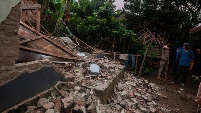 Động đất g&acirc;y rung chuyển Jakarta (Indonesia), h&agrave;ng ng&agrave;n người bỏ chạy khỏi c&aacute;c t&ograve;a nh&agrave; - Ảnh 1.