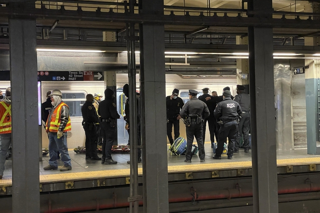 Người phụ nữ gốc Á bị đẩy vào tàu điện ngầm đang lao tới - Ảnh 1.