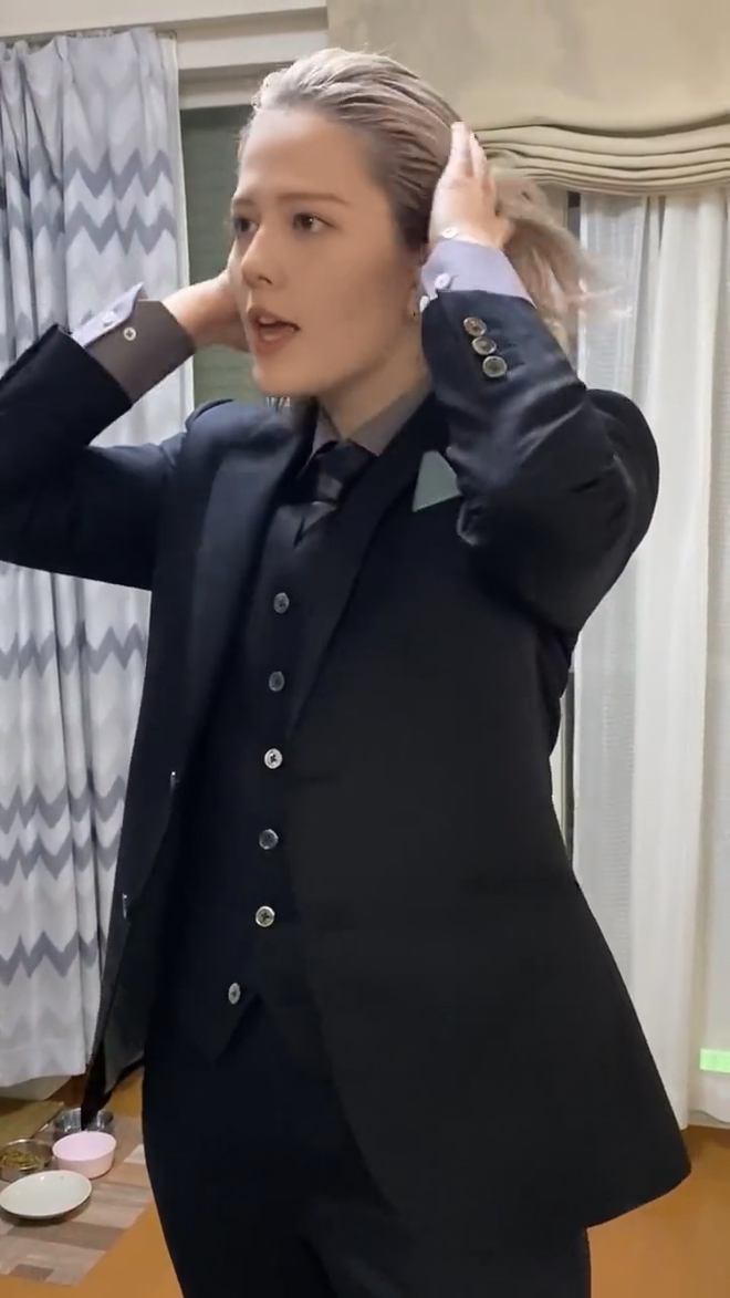 Cô gái Nhật Bản diện suit đen cực ngầu nhân dịp lễ trưởng thành, vẻ đẹp phi giới tính khiến CĐM phát sốt - Ảnh 5.