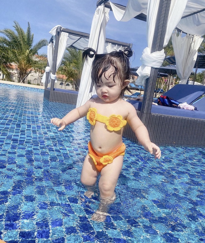 Thế lực nhí hot nhất đầu tuần gọi tên ái nữ nhà Đông Nhi: Diện bikini cưng xỉu, vòng 2 tròn xoe bụ bẫm gây sốt! - Ảnh 4.