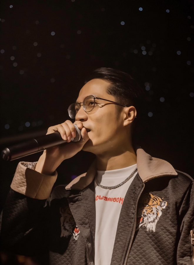 Sol7 bỏ thi Rap Việt vì lý do sức khỏe nhưng lại chạy show mệt nghỉ ở TP.HCM - Ảnh 8. Sol7 bỏ thi Rap Việt vì lý do sức khỏe nhưng lại chạy show mệt nghỉ ở TP.HCM - Ảnh 8.