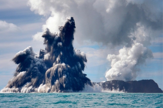 Vụ phun trào núi lửa “nghìn năm có một” ở Tonga có thể kéo theo nhiều thảm họa - Ảnh 1.