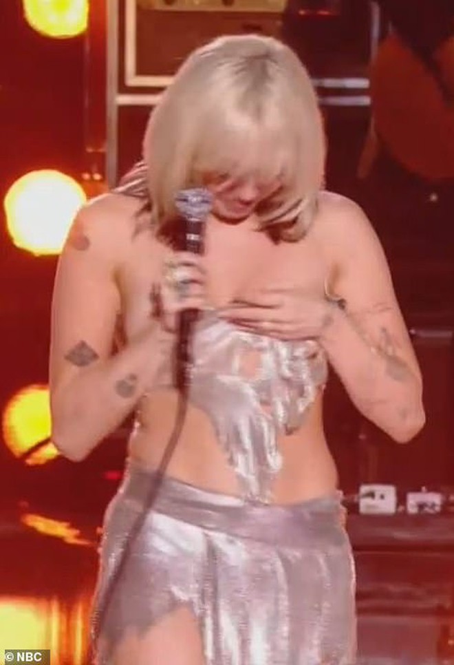 Rách tươm áo và gần &quot;lộ hàng&quot; vì nhảy nhót, Miley Cyrus có ngay pha tự cứu nguy &quot;đáng đồng tiền bát gạo&quot; - Ảnh 4.