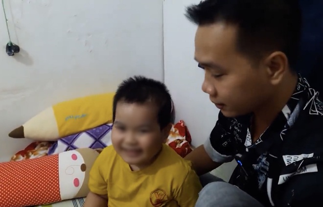 Vợ bỏ đi theo nh&acirc;n t&igrave;nh ăn chơi, người đ&agrave;n &ocirc;ng chật vật nu&ocirc;i con g&aacute;i 5 tuổi bị ung thư - Ảnh 2.