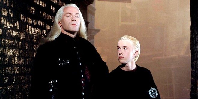 Cưng xỉu chàng Draco Malfoy hồi bé ở hậu trường Harry Potter: Khóc nhè vì sợ ông bố, hé lộ tính cách sẽ ra sao nếu được bác Hagrid nuôi! - Ảnh 2.