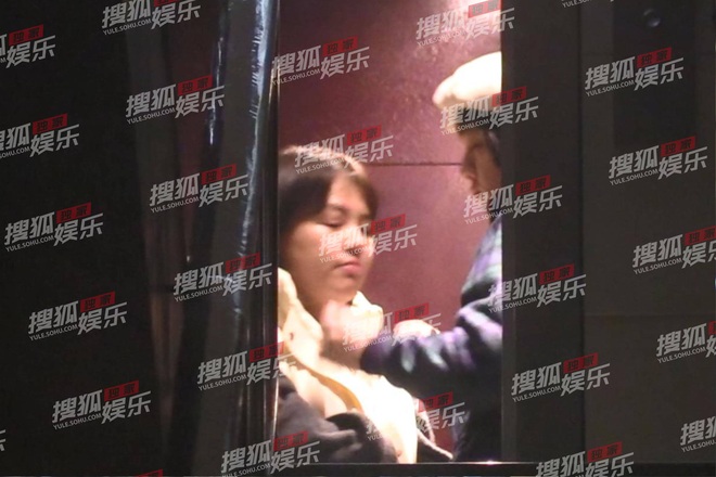Paparazzi tóm sống hình ảnh nữ diễn viên đình đám ôm hôn bạn trai trong thang máy, netizen phản đối dữ dội - Ảnh 4.