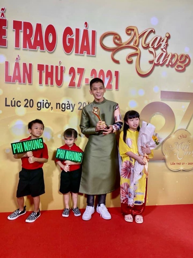 Con trai nuôi Phi Nhung làm 1 việc trên sân khấu cho mẹ, là gì mà ai ai cũng đều xúc động? - Ảnh 2.