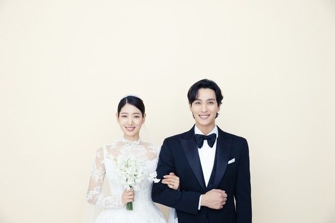 Top 1 Dispatch: Loạt ảnh cưới siêu hiếm chưa công bố của Park Shin Hye và chồng tài tử gây bão, dàn phù dâu xinh ngất lộ diện - Ảnh 10.