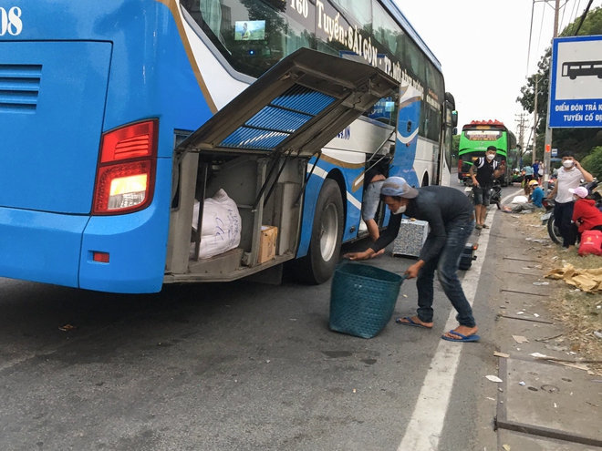 Bến xe nhộn nhịp, xe khách nối đuôi nhau đón người dân rời TP.HCM về quê đón Tết sớm - Ảnh 11.