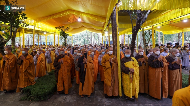 Hàng nghìn phật tử dự lễ tang trong im lặng của Thiền sư Thích Nhất Hạnh - Ảnh 1.